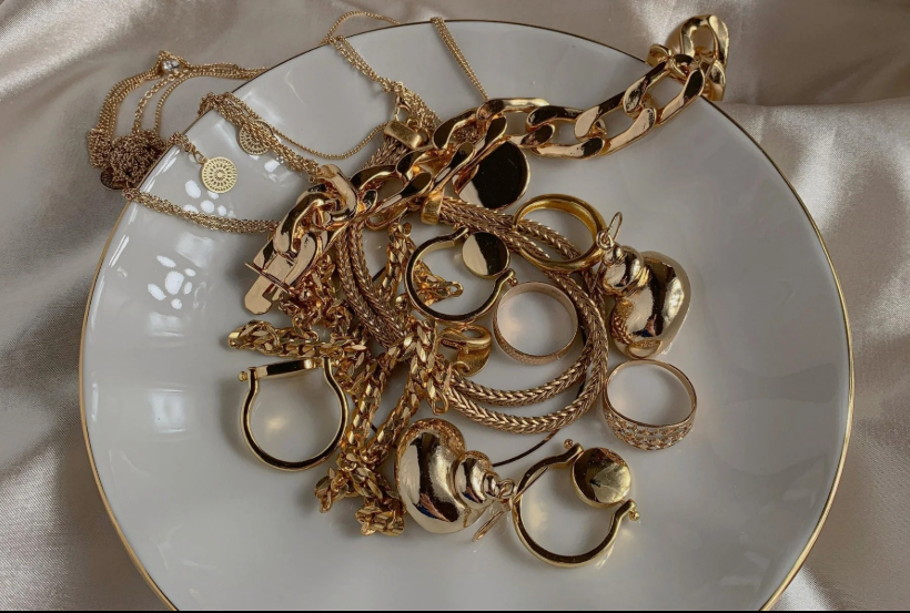 Anti tarnish jewellery on plate