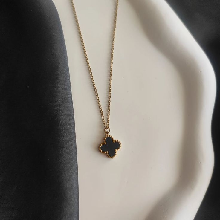 Clover Pendant Necklace – Minimalist Gold Chain with Black Charm