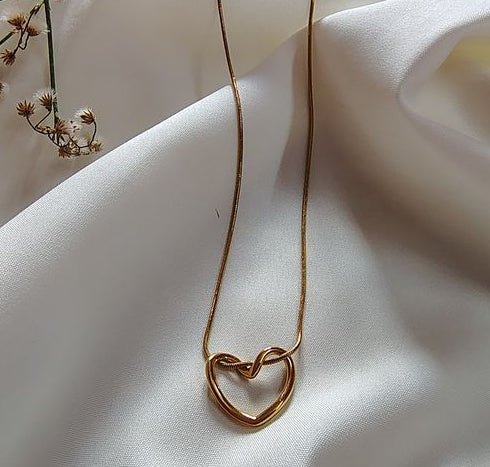 Heart Knot Necklace – Gold Anti-Tarnish Love Pendant