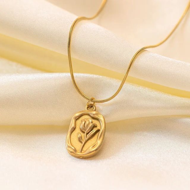 Vintage Rose Medallion Necklace – Gold Floral Pendant