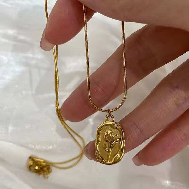 Vintage Rose Medallion Necklace – Gold Floral Pendant